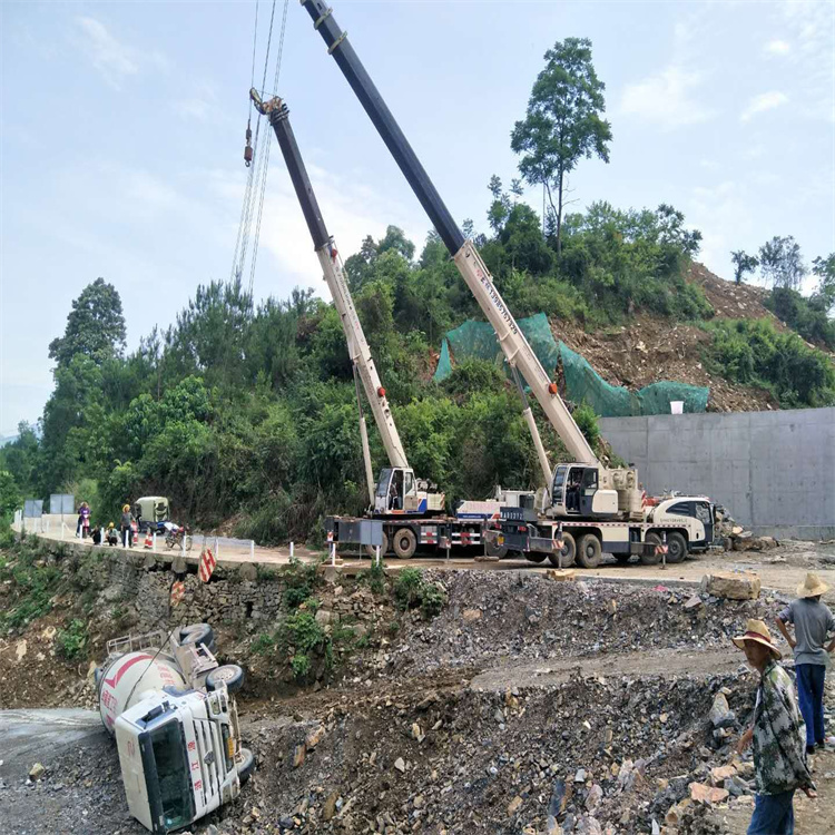泗阳县汽车掉沟里叫吊车救援要多少钱